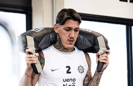 Bryan Bentaberry, zaguero central uruguayo de Olimpia.