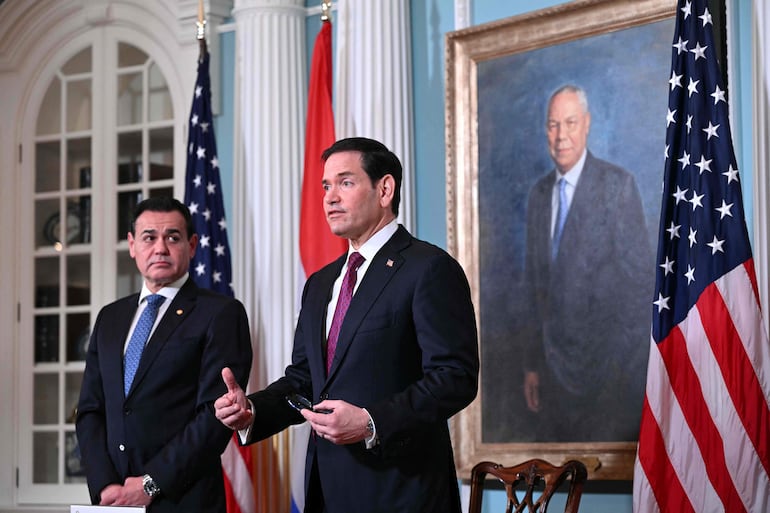 El secretario de Estado de EE. UU., Marco Rubio, habla con la prensa tras firmar un Memorando de Entendimiento (MOU) sobre cooperación nuclear civil estratégica con el ministro de Relaciones Exteriores de Paraguay, Rubén Ramírez (izq.), en la Sala de Tratados del Departamento de Estado en Washington D. C.