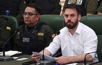 Eduardo del Castillo, con camisa blanca.