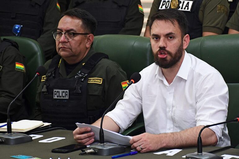 El ministro de Gobierno de Bolivia, Eduardo del Castillo (a la derecha), habla en conferencia de prensa sobre la búsqueda de Sebastián Marset, el pasado viernes.