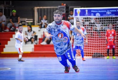 Anisio Carrillo, funcionario del Correo Paraguayo, anotó 2 goles en la victoria paraguaya.