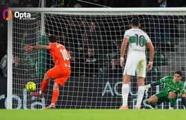 Mikel Oyarzabal, de penal, marcó el gol del empate para Real Sociedad.
