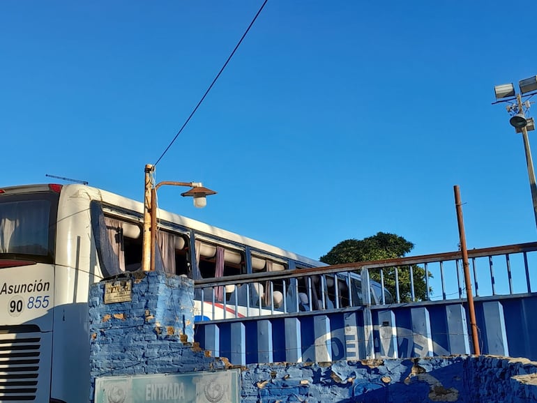 El bus de Cerro Porteño llegó al estadio de Sol de América con los vidrios rotos.