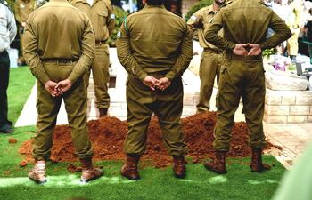 Funeral del soldado rehén Tamir Nimrodi, cuyo cuerpo devolvió Hamás de Gaza tras el alto el fuego, este jueves en el cementerio militar de Kfar Saba, en el norte de Israe.