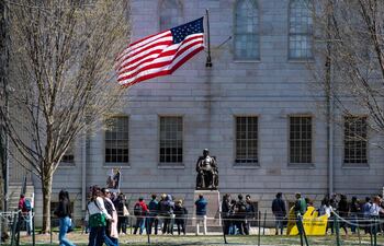 Justicia bloquea veto de Trump a la matriculación de extranjeros en Harvard.