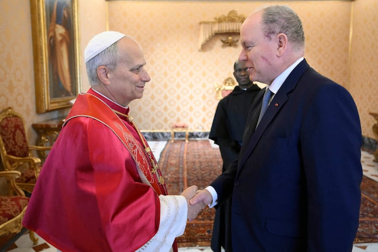 El Papa León XIV durante un encuentro con el Príncipe Alberto II de Mónaco en el Vaticano. (VATICAN MEDIA / AFP) / RESTRICTED TO 