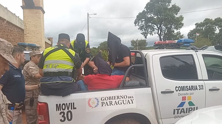 Los 4 agentes penitenciarios presuntamente implicados en la desaparición de armas, fueron detenidos.