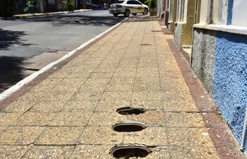 Huecos en las veredas del microcentro son una constante debido a los robos de la tapa de la Essap, que son de hierro.