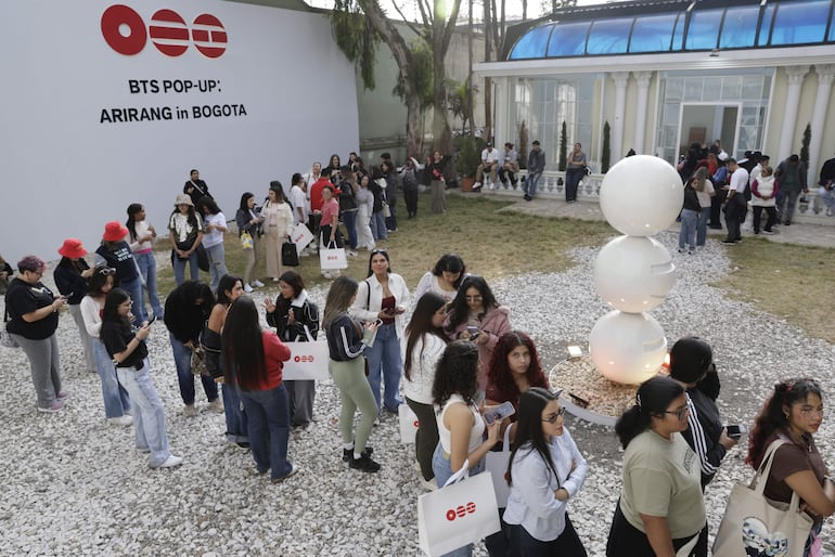 BOGOTÁ (COLOMBIA). Seguidoras de la agrupación surcoreana BTS hacen fila para comprar productos en la tienda pop-up habilitada en la capital colombiana. EFE/ Carlos Ortega