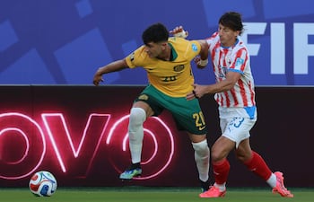 Matías Galarza (d) de Paraguay disputa el balón con Cristian Volpato de Australia este jueves, en un partido del grupo D del Mundial de la FIFA 2026 entre Paraguay y Australia en el estadio Levi's en Santa Clara, California (Estados Unidos).