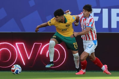 Matías Galarza (d) de Paraguay disputa el balón con Cristian Volpato de Australia este jueves, en un partido del grupo D del Mundial de la FIFA 2026 entre Paraguay y Australia en el estadio Levi's en Santa Clara, California (Estados Unidos).