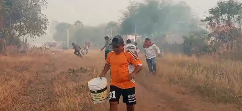 A falta de bomberos en Fuerte Olimpo, pobladores utilizan hasta balde para apagar los incendios.