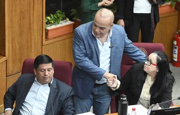 Basilio Núñez (ANR, HC), titular del Congreso, dialoga con los senadores Sergio Rojas (PLRA) y Yolanda Paredes (CN)