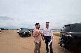 El vicepresidente de la República, Pedro Alliana, junto al intendente municipal Fernando Ramírez (ANR), recorrió la futura defensa costera de Pilar.
