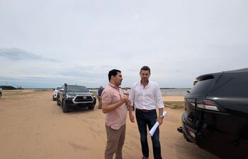 El vicepresidente de la República, Pedro Alliana, junto al intendente municipal Fernando Ramírez (ANR), recorrió la futura defensa costera de Pilar.