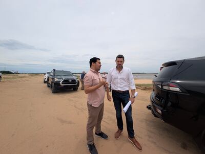 El vicepresidente de la República, Pedro Alliana, junto al intendente municipal Fernando Ramírez (ANR), recorrió la futura defensa costera de Pilar.