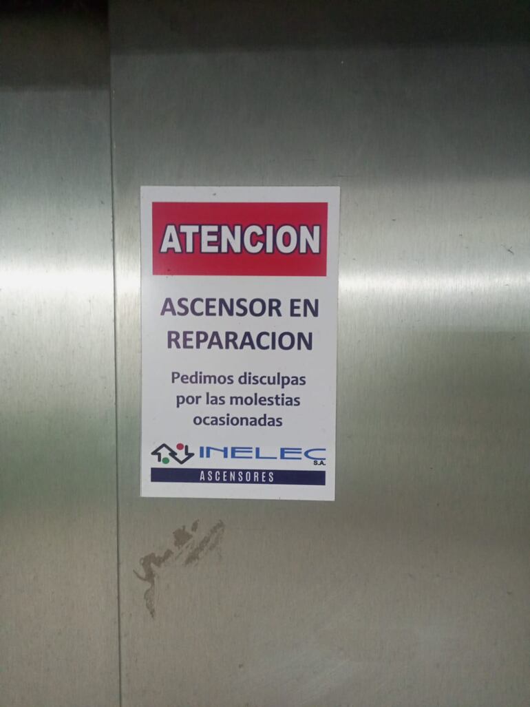El denunciante, que solicitó el anonimato, informó que solo uno de los tres ascensores del edificio está en funcionamiento.