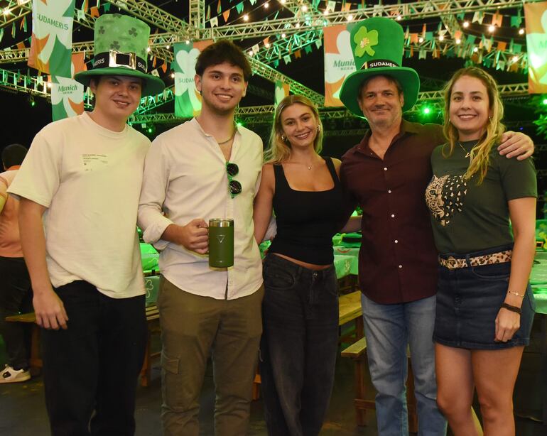 Alex Holst, Thiago Ramírez, Lía Holst, Roland Holst y Verónica Benítez.