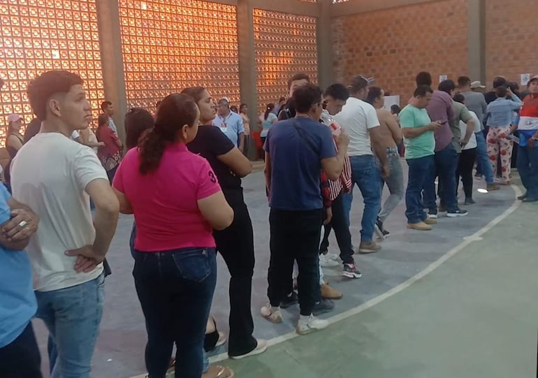Electores esperando podar sufragar