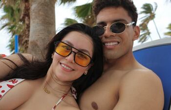 ¡Linda parejita! Geraldine Villagra y Diego Gómez están viviendo días mágicos en San Andrés, Colombia.