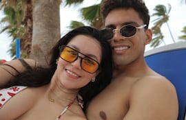 ¡Linda parejita! Geraldine Villagra y Diego Gómez están viviendo días mágicos en San Andrés, Colombia.