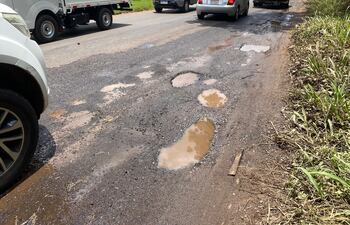 La ruta departamental D027, uno de los accesos al Aeropuerto Silvio Pettirossi, presenta baches y acumulación de agua, generando riesgos para conductores.