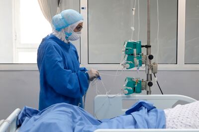 Una enfermera revisa a un paciente infectado con Covid-19.