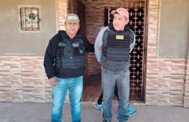 El paraguayo Albino Ramón González Brítez, alias Albi, esposado y custodiado por un policía de Interpol de Bolivia.
