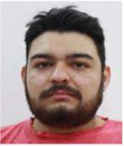 Hombre con barba y cabello oscuro mira a la cámara en un contexto neutro; expresión tranquila y sin otros elementos identificativos.