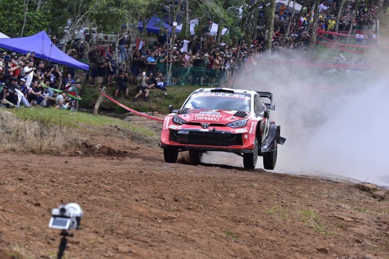 El Toyota GR Yaris Rally1 del finlandés Sami Pajari en la Etapa 1 del Rally del Paraguay, la undécima fecha del Mundial de Rally 2026.
