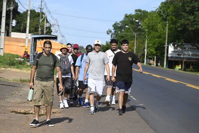 Peregrinos circulan al costado de la Ruta PY02 rumbo a la Basílica de Caacupé.
