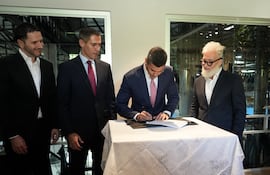 El ejecutivo reglamento la Ley de Maquila tras un recorrido por la empresa Blue Design América, en la Ciudad de San Lorenzo.