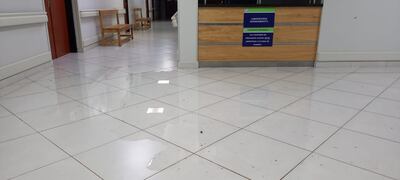 Ingresando el agua en el área de espera del servicio de laboratorios del IPS San Juan Bautista.