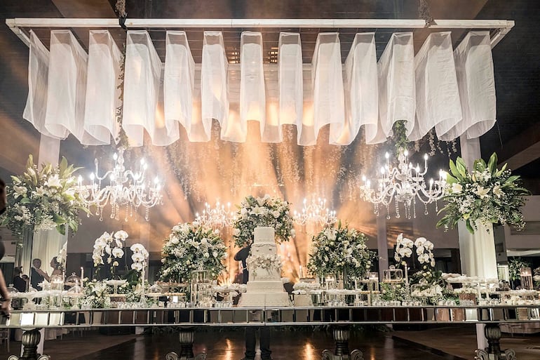 La fiesta de bodas fue ampliamente decorada con arreglos de flores naturales por Bruno Enmanuel Event Design.
