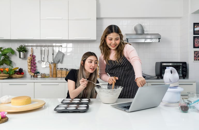 Dos amigas siguen una receta que buscaron en Google.