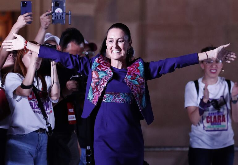 La oficialista Claudia Sheinbaum, ganadora de la elección presidencial, saluda a simpatizantes el 3 de junio de 2023 en el Zócalo en la Ciudad de México (México).