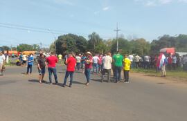 Cierre del cruce 6000 en Guayaybí San Pedro por pequeños productores que piden se liberen sus productos incautados por la DNIT.