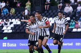 Néstor Giménez, Lorenzo Antonio Melgarejo y Diego Viera, en plena celebración de un gol en Libertad.