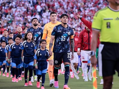 El zaguero del Palmeiras, Gustavo Gómez lidera la fila de jugadores paraguayos, ingresando al terreno de juego para enfrentar a Turquía.