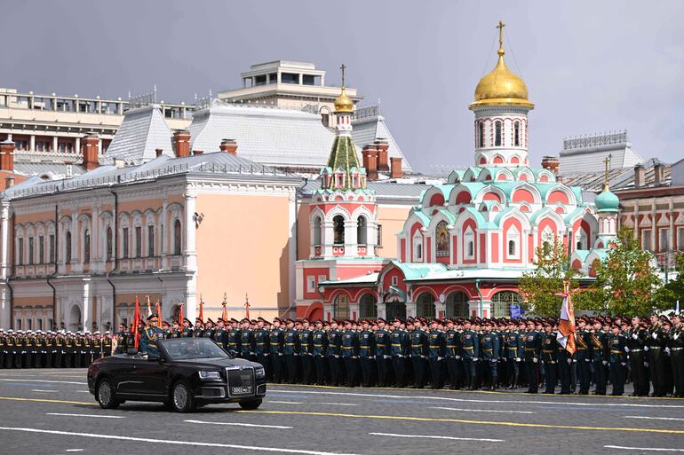 El jefe de las fuerzas terrestres rusas, Oleg Salyukov, es conducido por la Plaza Roja durante el desfile militar del Día de la Victoria en el centro de Moscú.
