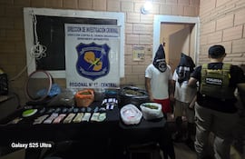 Los sospechosos detenidos junto a las evidencias que fueron encontradas en poder de ambos.