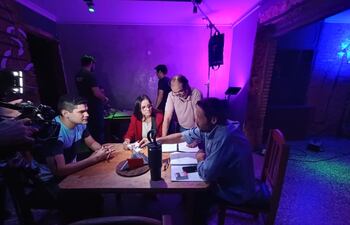 Diego González, Pamela Vill, Juan Manuel Salinas y Rafael Alfaro ensayan una de las escenas durante el rodaje.