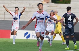 Iván Valdez, jugador de Nacional, celebra un gol en el partido frente a Sportivo San Lorenzo por la primera fecha del torneo Apertura 2026 de la Primera División de Paraguay en el estadio Arsenio Erico, en Asunción, Paraguay.