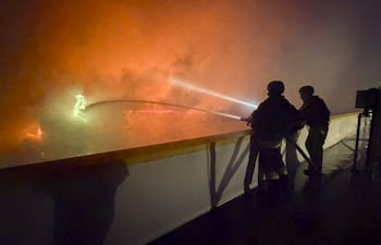 Bomberos combaten un incendio en el sitio de un bombardeo ruso en Zaporiyia, Ucrania.