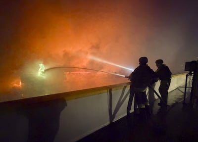 Bomberos combaten un incendio en el sitio de un bombardeo ruso en Zaporiyia, Ucrania.