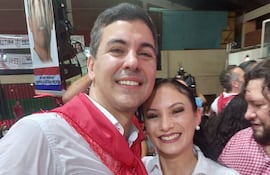 Delia Rosa Brizuela Cardozo junto con el presidente Santiago Peña en un mitin político en Ciudad del Este.
