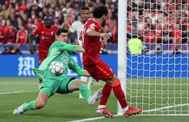 El portero belga Thibaut Courtois y el delantero egipcio, Mohamed Salah, en la final de la UEFA Champions League 2022 entre Real Madrid y Liverpool.