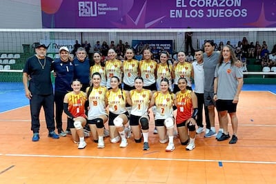 Equipo y cuerpo técnico del Deportivo Colón que volvió a consagrarse campeón este 2025.