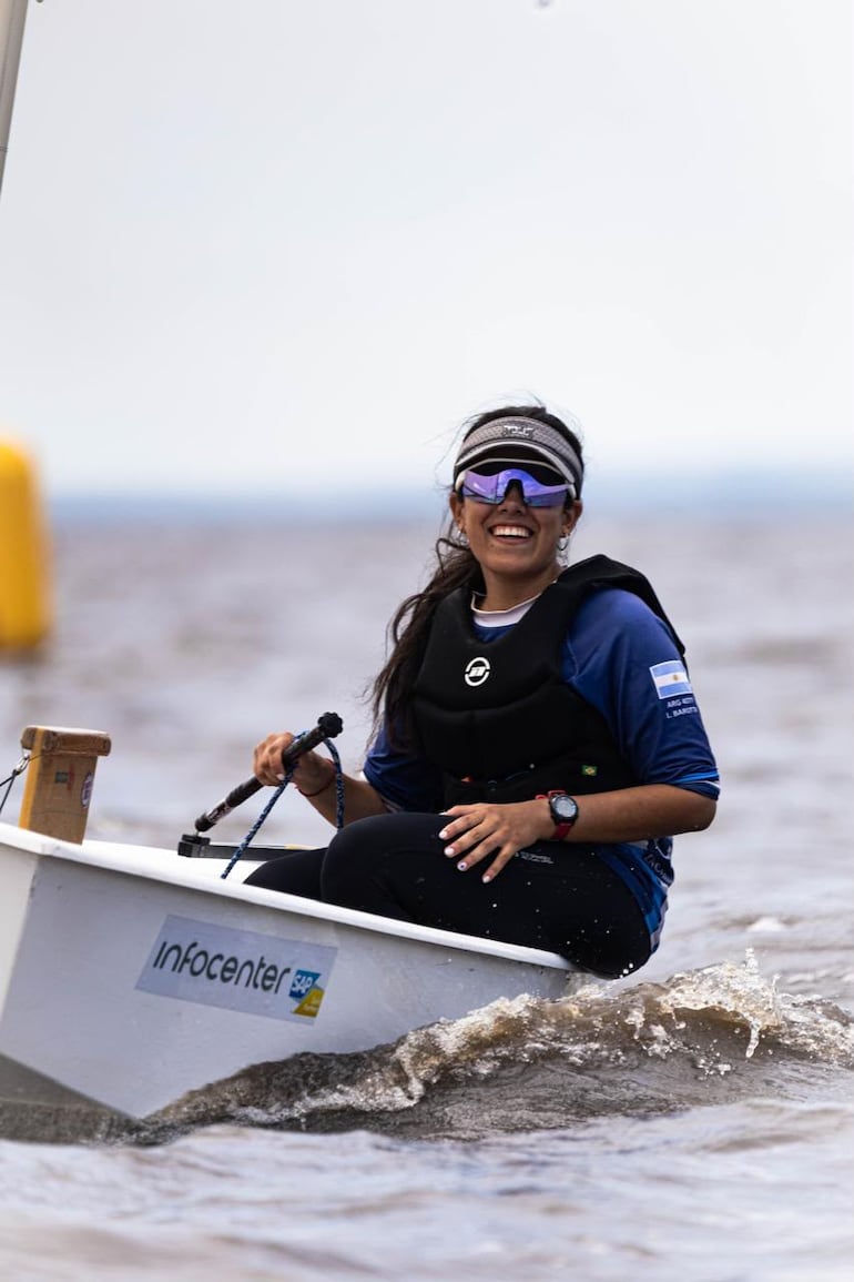 Elisa Núñez, con banderín albiceleste en el brazo.