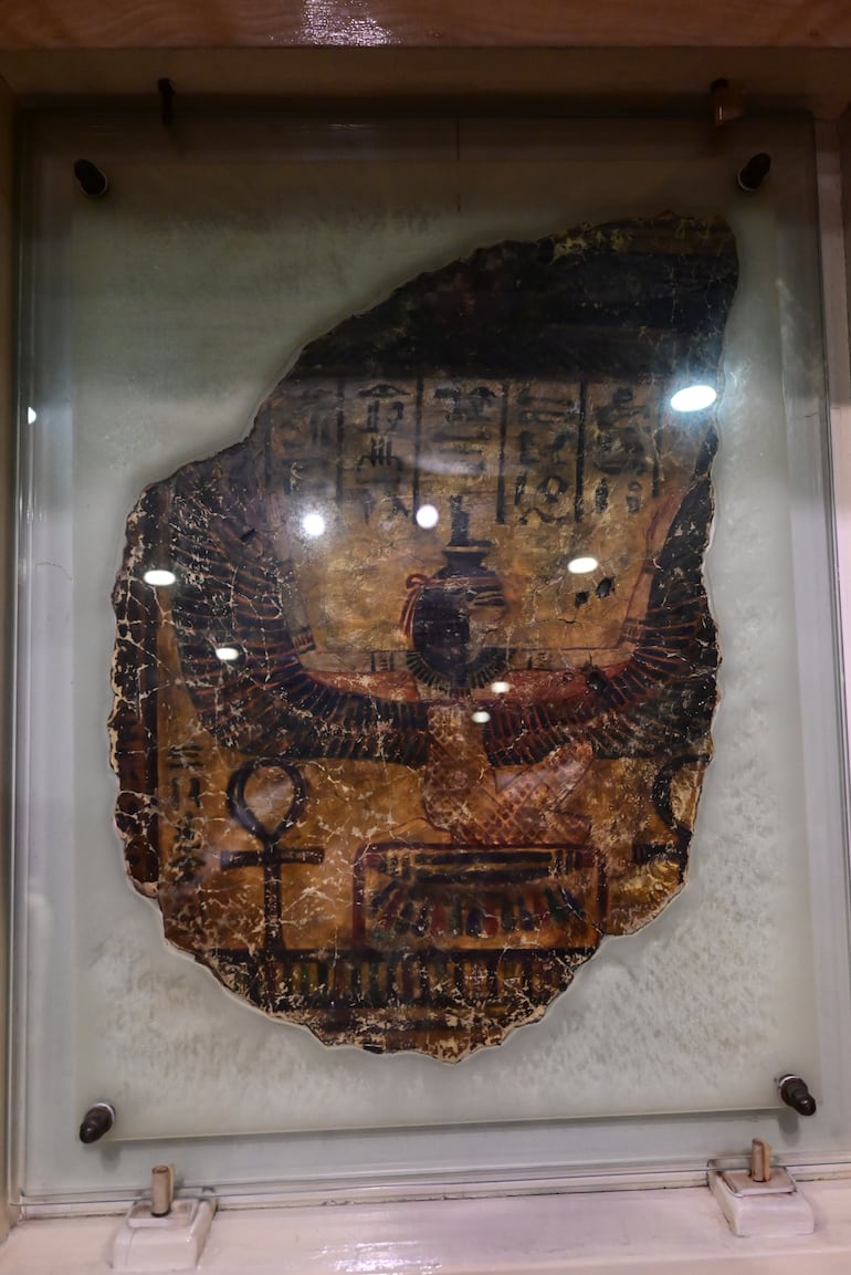 Diosa Neftis alada. Fragmento de una momia egipcia del siglo VI a.C.